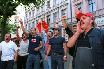 Ausgelassen feiern Tuerken den WM-Halbfinaleinzug 2002  Berlin