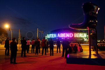 Berlin  Deutschland  Menschen vor der O2 World Arena