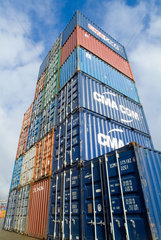 Hamburg  Deutschland  gestapelte Frachtcontainer