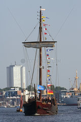 Rostock  Deutschland  Segelboot auf der Warnow waehrend der 17. Hanse Sail