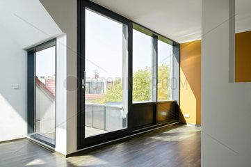Berlin  Deutschland  umgebautes Dachgeschoss in einem Altbau mit grossen Fenstern