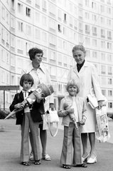 Berlin  DDR  Familie am Einschulungstag in einer Neubausiedlung