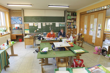 Hallig Hooge  Deutschland  Unterricht der aelteren Schueler in der Halligschule auf Hallig Hooge
