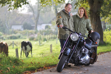 Handewitt  Deutschland  ein Ehepaar steht neben seinem Motorrad  Harley-Davidson