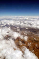 Frankreich  Blick aus dem Flugzeug auf Wolken