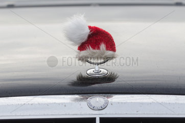 Kremperheide  Deutschland  auf einem Mercedes-Stern steckt eine Nikolausmuetze