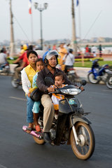 Phnom Penh  Kambodscha  eine Frau faehrt mit ihren Kindern auf einem Motorrad