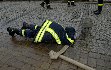 Bad Schandau  Deutschland  Feuerwehrmann im Einsatz in der Kanalisation