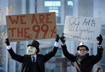 Berlin  Deutschland  Mann mit der Guy-Fawkes-Maske auf der Occupy-Bewegung in Berlin-Mitte