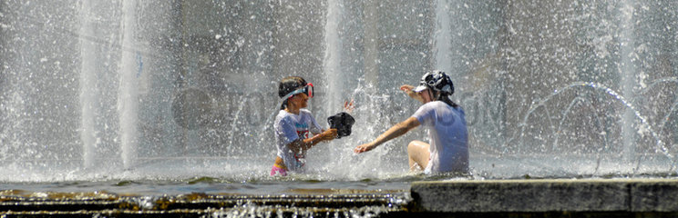 Chemnitz  Deutschland  Kinder spielen im Brunnen vor der Stadthalle