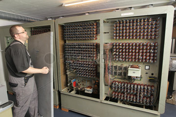 Kiel  Deutschland  Mitarbeiter des Computermuseums oeffnet einen historischen Computer