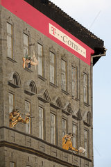Bemalte Hauswand wirbt fuer die T-Com in Budapest