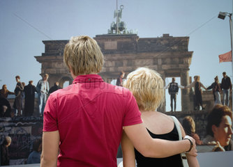 Berlin  Deutschland  Paerchen bei der Ausstellung 20 Jahre Mauerfall am Alexanderplatz