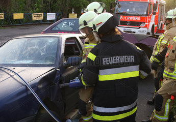 Berlin  Deutschland  Feuerwehrmaenner arbeiten mit einem Hydraulikspreizer