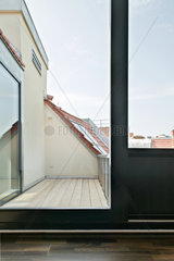 Berlin  Deutschland  ausgebautes Dachgeschoss mit Blick auf die Dachterrasse