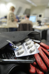 Harrisle  Deutschland  Tabletten in einer Handtasche in einem Buero