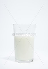 Ein mit Milch gefuelltes Glas