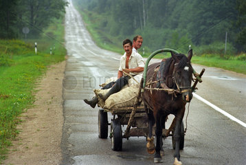 Zwei Bauern im Pferdewagen  Lettland