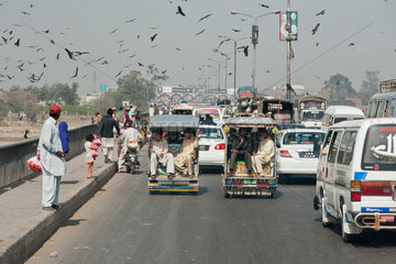 Lahore  Pakistan  Ausfallstrasse Richtung Zentrum von Lahore