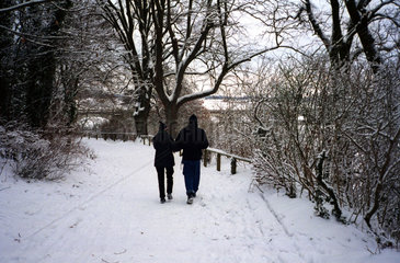 Spaziergaenger im Schnee