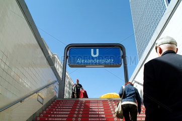 Berlin  Menschen am U-Bahnhof Alexanderplatz