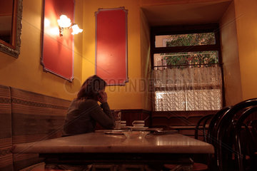 Madrid  Spanien  Frau sitzt alleine am Tisch in einem Restaurant
