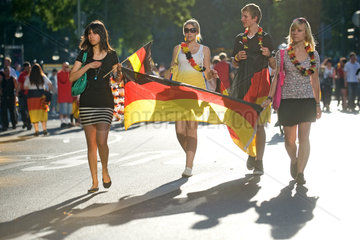 Berlin  Deutschland  Fans mit Flagge auf dem Kudamm nach dem Achtelfinalsieg