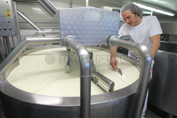 Oster-Ohrstedt  Deutschland  Kaeseproduktion in der Hofkaeserei Backensholz