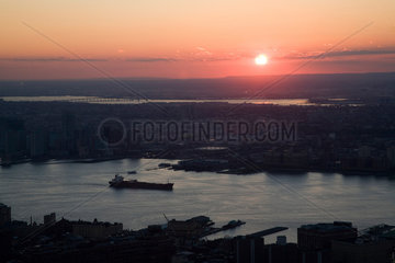 New York City  USA  Blick vom Empire State Building auf den Hudson River