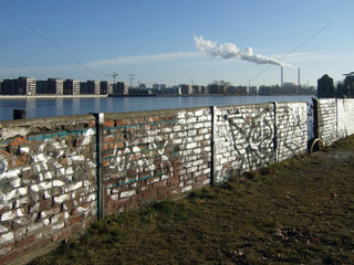 Berlin  Deutschland  mit Graffti bespruehte Mauer am Rummelsburger See