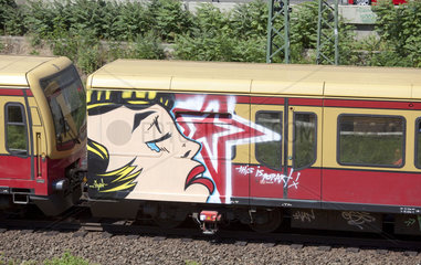 S-Bahn mit Graffiti