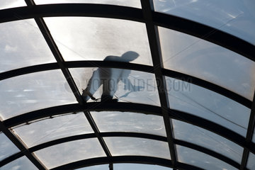 Warschau  Polen  Arbeiter bei Ausbesserungsarbeiten auf dem Glasdach der Metrostation