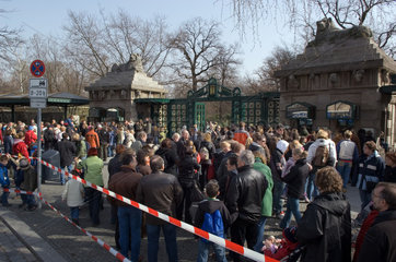 Berlin  Andrang vor dem Eingang des Berliner Zoos