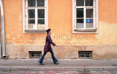 Eine Fussgaengerin in der Altstadt von Tallinn  Estland