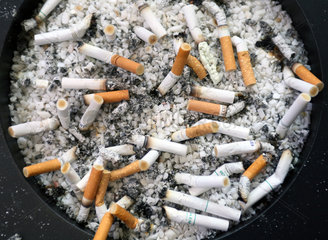 Symbolfoto  Zigarettenstummel in einem Aschenbecher