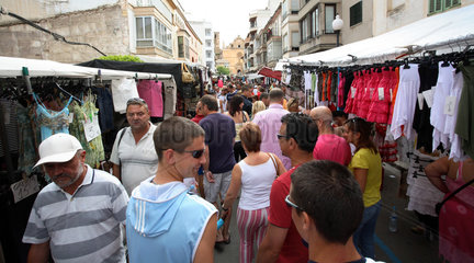 Felanitx  Menschen auf einem Wochenmarkt