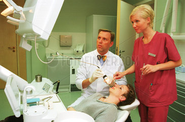 Patientin beim Zahnarzt in Berlin