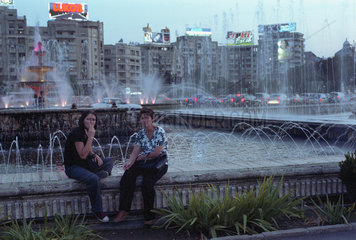 Zwei Frauen am Springbrunnen  Park am Platz der Einheit (Piata Unirii)  Bukarest