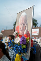 Tschenstochau  Polen  Pilger wahrend einer Open-Air Messe vor dem Kloster Jasna Gora