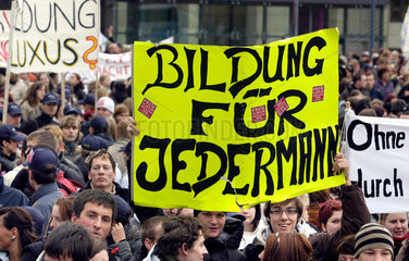 Dresden  Deutschland  Schueler-Demo vor dem Landtag in Dresden