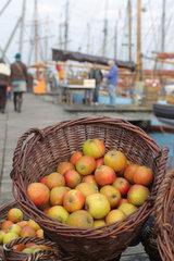 Flensburg  Deutschland  Kistenweise Aepfel zur traditionellen Apfelfahrt