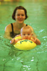 Mutter und Kind beim Babyschwimmen  Berlin
