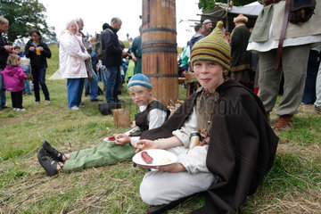 Busdorf  Deutschland  Kinder in Wikinger-Kleidung anlaesslich des Rahseglertreffens Kurs Haithabu