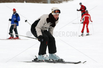 Tirol  eine Frau beim Skifahren