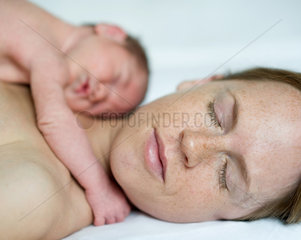 Berlin  Deutschland  Mutter mit ihrem Neugeborenen