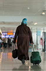 Istanbul  Tuerkei  Atatuerk International Airport  eine Passagierin im Transitbereich