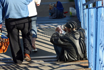 Brest  Weissrussland  ein Geldwechsler sitzt auf der Treppe einer Fussgaengerbruecke
