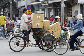 Vietnam  Rikscha-Fahrer voll bepackt
