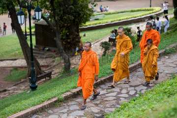 Phnom Penh  Kambodscha  buddhistische Moenche in der Parkanlage am Wat Phnom