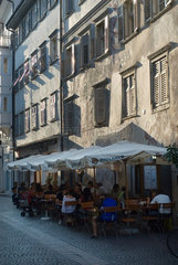 Italien  Menschen in einem Strassencafe in Bozen